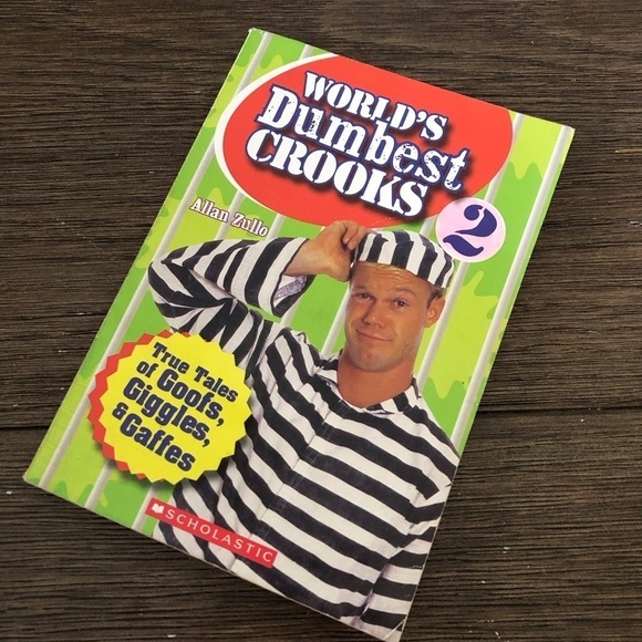 World’s Dumbest Crooks 2 by: Allan Zullo paperback book - Picture 1 of 3